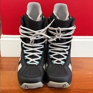 Burton Women's Fader Snowboard Boots - Black and Light Blue size 9